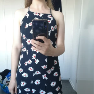 Sommar klänning med blommor bikbok - Jättesöt klänning  som är perfekt nu till sommaren 🌼  köparen står för frakt 