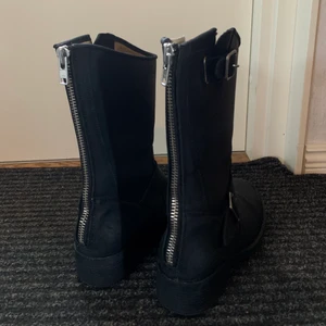 Johnny Bulls - Jhonny bulls kängor i bra skick. Använda en halv vinter. Några få slitningar. Storlek 37 men passar en 38a. Frakt tillkommer