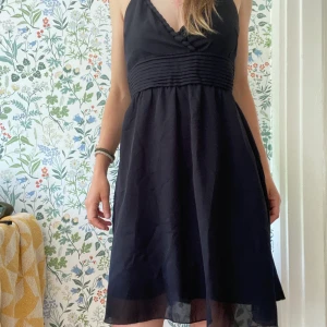 Svart klänning  - En mycket användbar söt svart klänning. Skön passform. Mycket bra skick! 