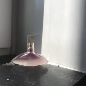 Calvin Klein Euphoria Blossom Parfym  - En blommig och sprudlande doft med inslag av orkidé, pion, ambra och mysk. Använt ca en tredjedel alltså det mesta kvar! Suuuupergod sommardoft ✨