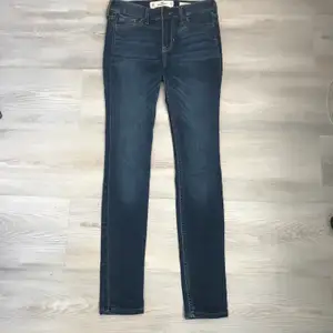 Jeans från holister i modellen ” low Rise super skinny” Aldig använda pågrund av att storleken ej passat mig 💕