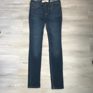 Mörk blåa jeans från holister - Jeans från holister i modellen ” low Rise super skinny” Aldig använda pågrund av att storleken ej passat mig 💕