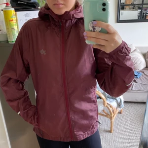 Vindjacka / Löparjacka - En tunn vindjacka som är perfekt att springa i eller bara slänga på sig påväg till gymmet! I Quick dry-teknologi 🤗 Färgen syns bäst på första bilden och den har lite reflexdetaljer 🥰 