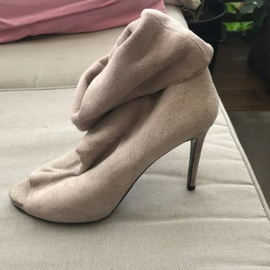 Acne högklackade skor - Blekrosa skor från acne, storlek 40, för hög klack för mig, därför aldrig använda, naturligt lite rufsiga i materialet. Tycker de bör komma till en ägare som använder dem. Frakt betalas av köpare 