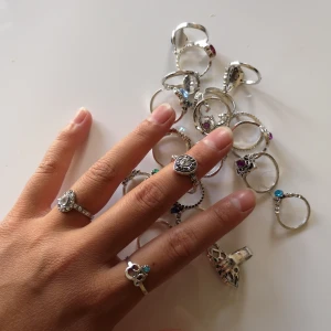 Ringar i olika storlekar  - 28 ringar i olika storlekar så passar på olika fingrar. Köpta från Amazon, aldrig använt. Säkert inte dunder-kvalité men fina. Säljer pga inte min stil 