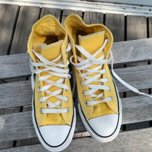 Höga gula Converse - säljer ett par gula höga converse all star! Köpta secondhand men har själv aldrig använt dom. Förutom några små slitningar så är dom i väldigt fint skick. Dom har dock tappat formen något men det är inget som märks när dom sitter på. :)