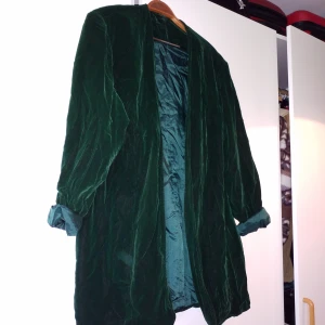 Sammetskofta/jacka - Supercool grön sammetsjacka/kofta, ingen storleksmärkning, passar de flesta s-l