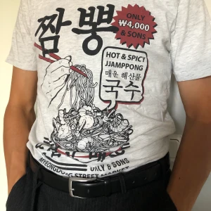 Only & Sons Noodle T-Shirt - T-Shirt med coolt tryck på nudlar och lite annat! Storleken är Large men den känns mer som en Medium.