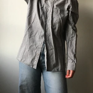 Småblommig fransk skjorta - Superfin småblommig blå skjorta från franska märket Emile Lafaurie. 100% bomull och bra passform. Small men passar större