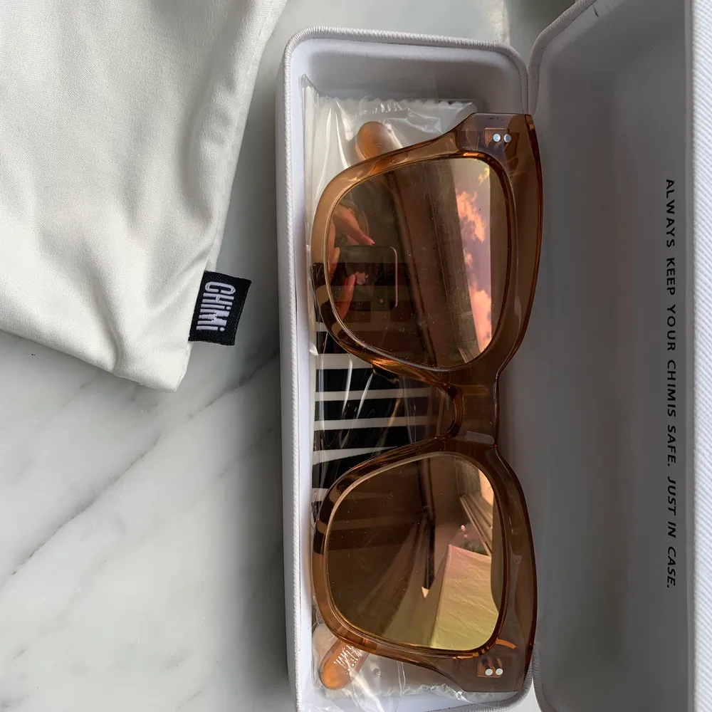 Helt nya chimi brillor i modellen #005 färgen peach med mirror lens. Påse, fodral och kartong medföljer. Köparen står för frakt eller möta upp i Stockholm. Nypris 1000 kr. Accessoarer.