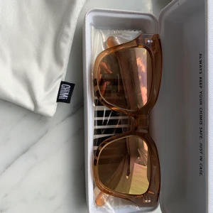 Chimi 005 - Helt nya chimi brillor i modellen #005 färgen peach med mirror lens. Påse, fodral och kartong medföljer. Köparen står för frakt eller möta upp i Stockholm. Nypris 1000 kr