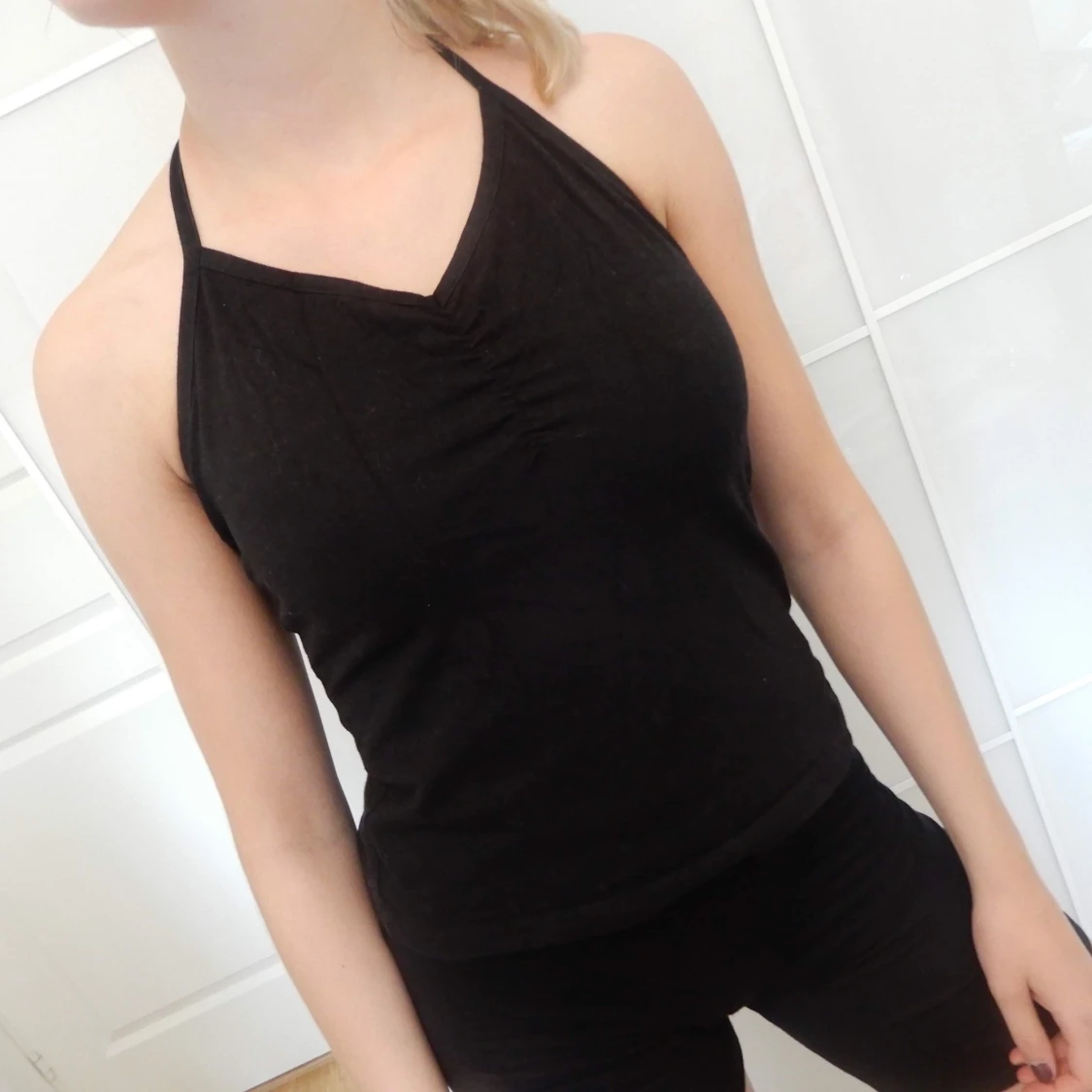 Svart baslinne med snörning