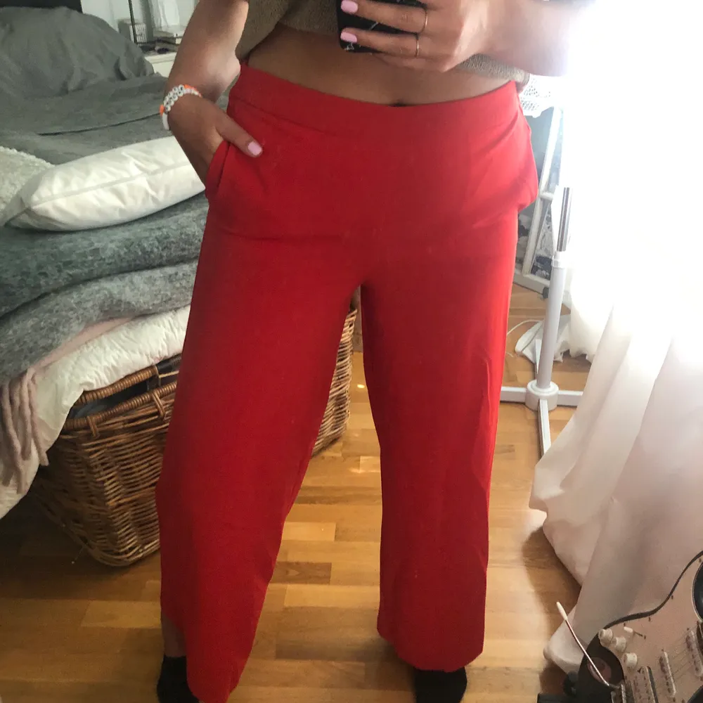 Ett par coola röda byxor, säljes då de inte riktigt är min stil så hoppas dem kommer till mer användning hos någon annan 🍓🍓. Köparen står för frakt. Jeans & Byxor.