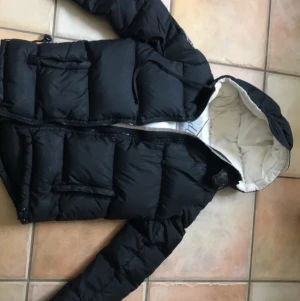 Dbrand jacka - Säljer då den har blivit förliten. Den är i bra skick. Köpt för 1000. Pris kan diskuteras.