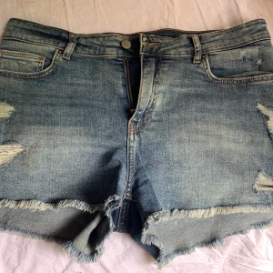Jeansshorts med slitning - Snygga sparsamt använda jeansshorts, mjukt & härligt material! 150kr inkl frakt 
