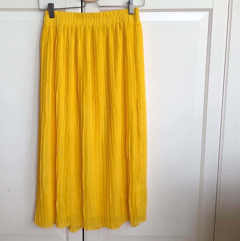 Jättefin plisserrad kjol från monki! Knappt använd, bra skick 💖. Kjolar.