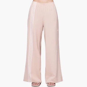 Nya vida ljusrosa Adidas track pants - Helt nya vida byxor från Adidas. Endast provade. Storlek 38.   DETALJER: - Smal passform smiter åt kring höfter och lår - Medelhög midja  Material: Satin i 88 % polyester / 12 % elastan.