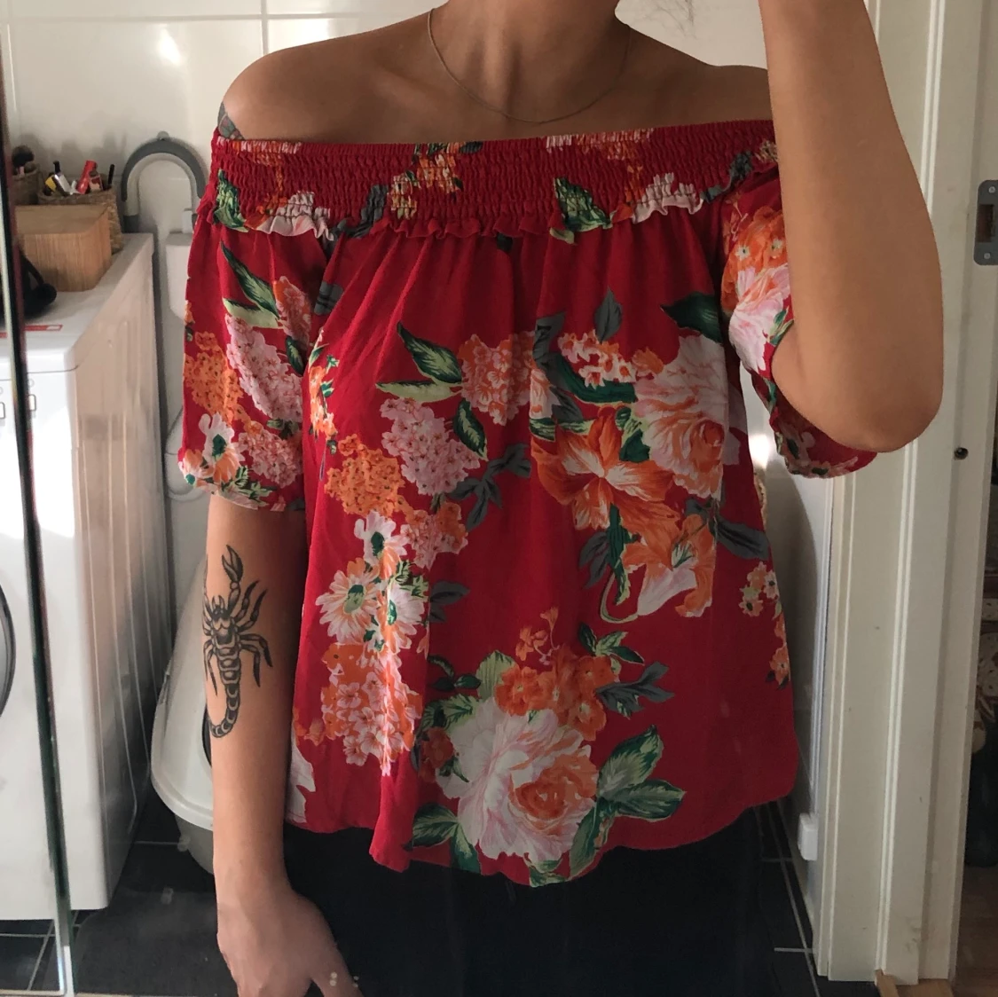 Off-shoulder i blommigt tyg 🌺