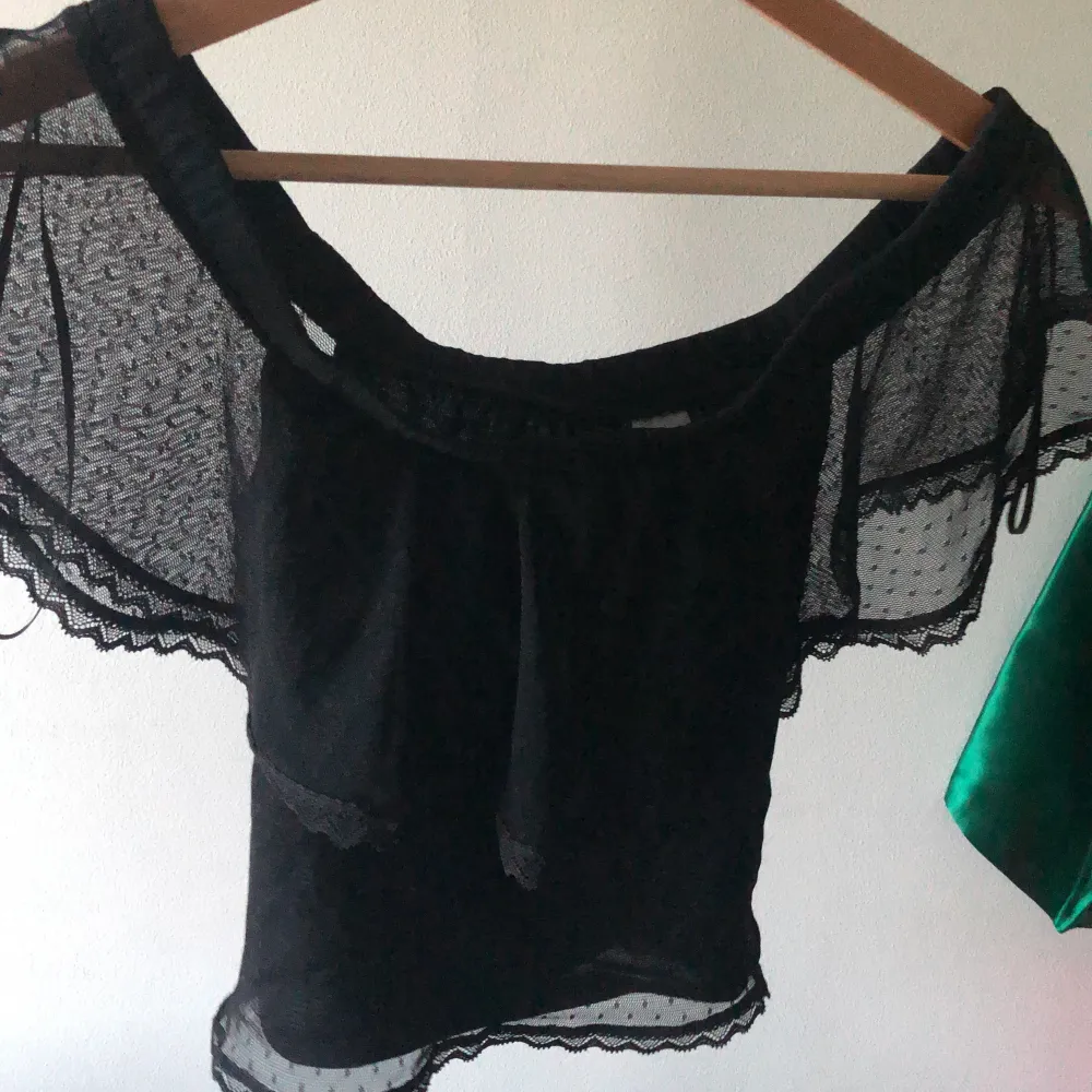 Superfin croptop i storlek XS! Perfekt till sommaren och den är helt ny!. Toppar.