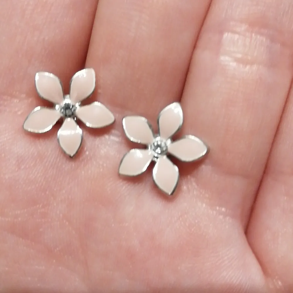 Bild 1: Ett par diamantörhängen, aldrig använda. 10 kr + frakt. Bild 2: Rosa blomörhängen, aldrig använda 10 kr + frakt. Säljs separat för 10 kr eller båda för 15 kr + frakt.. Accessoarer.