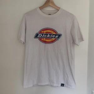 Dickies t-shirt - Clean tisha ifrån märket Dickies, endast använd ett par gånger! Spårbar frakt på 63 kronor tillkommer 🥰☀️