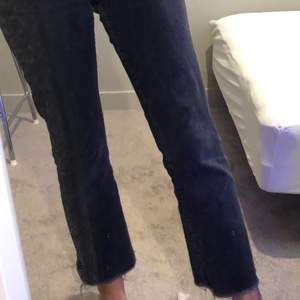 straight leg/mom jeans från gina tricot storlek 36 passa s typ. knappt använda köpta flr 399kr tror jag. köparen står för frakt 