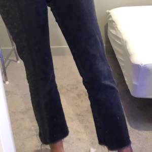 straight leg jeans - straight leg/mom jeans från gina tricot storlek 36 passa s typ. knappt använda köpta flr 399kr tror jag. köparen står för frakt 
