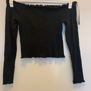 Off shoulder topp - Svart off shoulder topp från Gina i storlek S. Knappt använd. Stretchig och skön. För mer frågor eller funderingar, så är de bara att skriva💓 köparen står för frakt <3