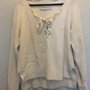 Stickad tröja med snörning  - Tröja från ivyrevel, de små fläckarna går nog att tvätta bort, så det kan jag göra innan man köper<3. Använd ett par fåtal gånger. Men skön och mysig tröja. Har för mig att den är onesize. Köpare står för frakt, skriv för frågor 💓