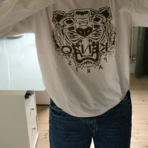 Kenzo tröja - Säljer denna fake Kenzo tröja för 150kr. Jättebra kvalite och sjukt mjuk Man ser inte att den är fake. Frakt tillkommer📦