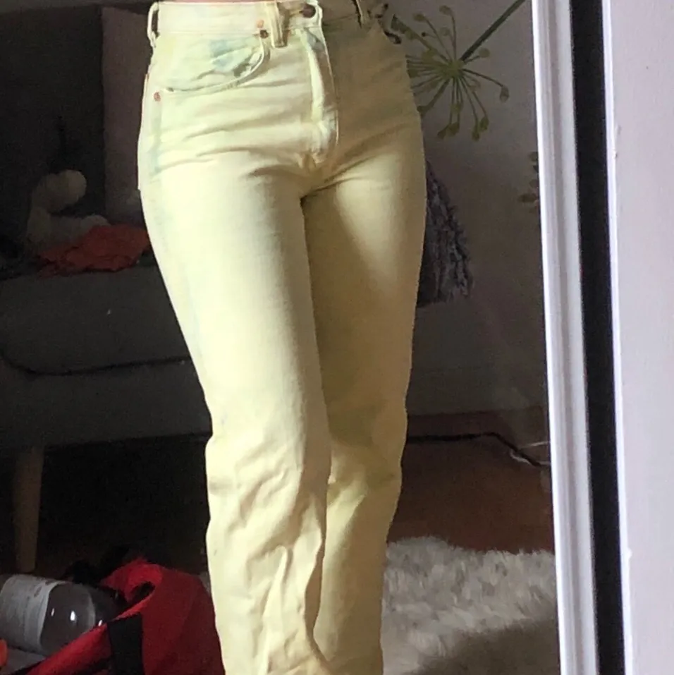 Sjukt snygga retro jeans i asball gul färg. Galet bra passform!!! Passar en som har midja 27 de är lite långa på mig som är 168cm. Aldrig använda. Jeans & Byxor.