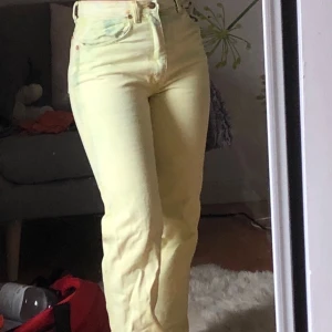 Gula jeans - Sjukt snygga retro jeans i asball gul färg. Galet bra passform!!! Passar en som har midja 27 de är lite långa på mig som är 168cm. Aldrig använda