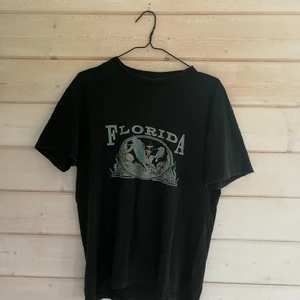 Retro Florida t-shirt  - Mjukt tyg, ca strl L. Skicka mot frakt. Obs, finns hund i hemmet. 