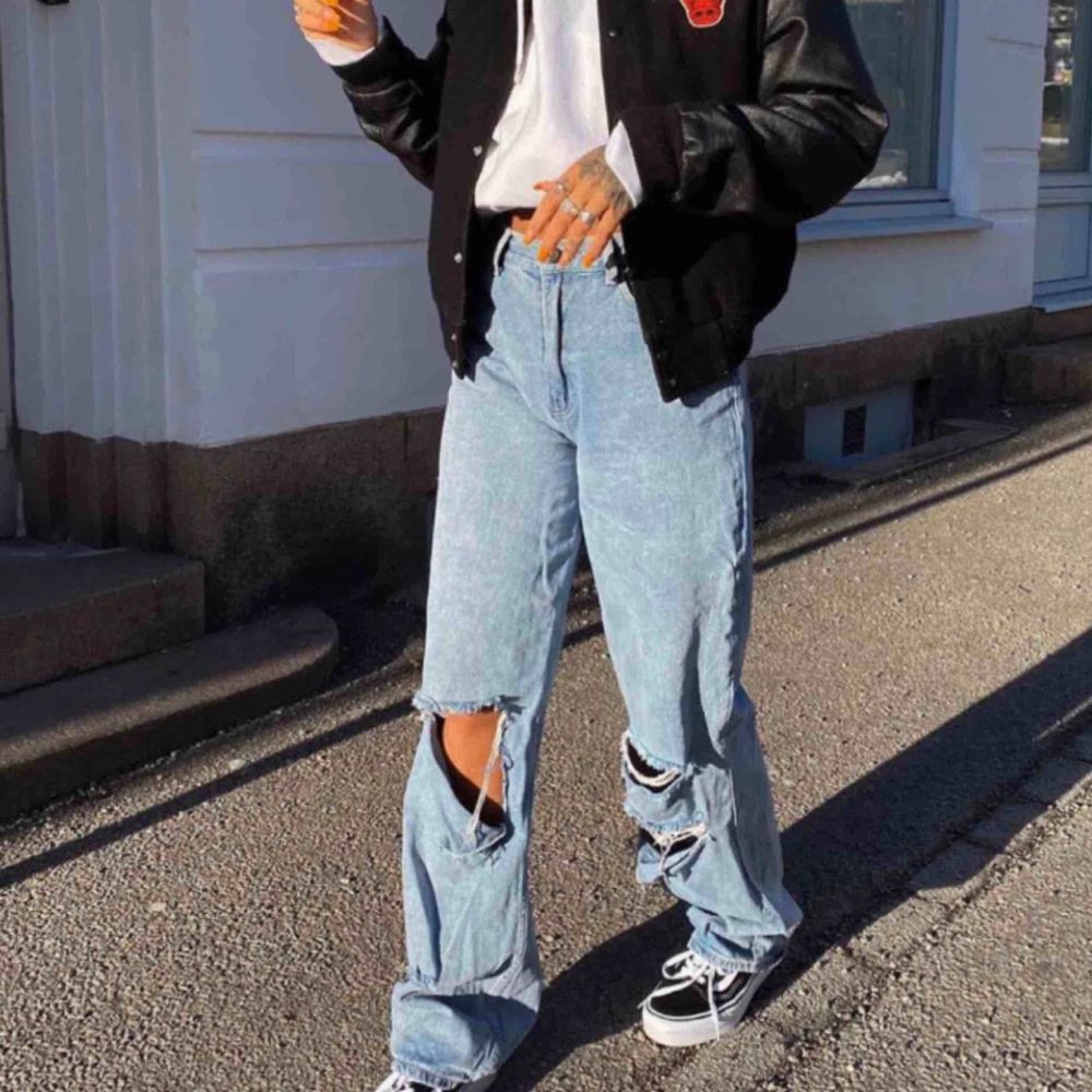 Populära slutasålda jeans från Boboo, i storlek 36! Det är jeansen som Alice hade i Lisa anckarman senaste styling video. Säljer då de var för långa för mig tyvärr. Buda! OBS! Inte mina bilder. Jeans & Byxor.