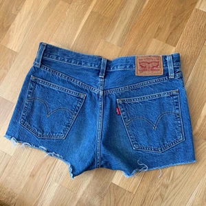 Levis shorts - Assnygga Levis 501 shorts som tyvärr är lite för små för mig nu🥺 skulle säga att de passar nån som har S vanligtvis🌺🌺använda men i bra skick💫✨✨ nypris ca 550kr