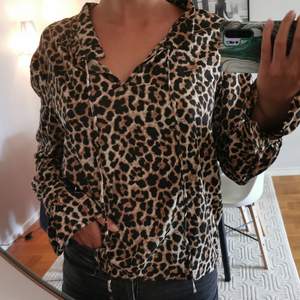 Leopard mönstrad blus 💕Köpt från NAKD i storlek 36. Säljer denna för 200. Frakt ingår i priset 💖