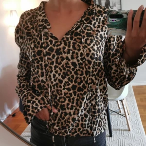 Topp - Leopard mönstrad blus 💕Köpt från NAKD i storlek 36. Säljer denna för 200. Frakt ingår i priset 💖