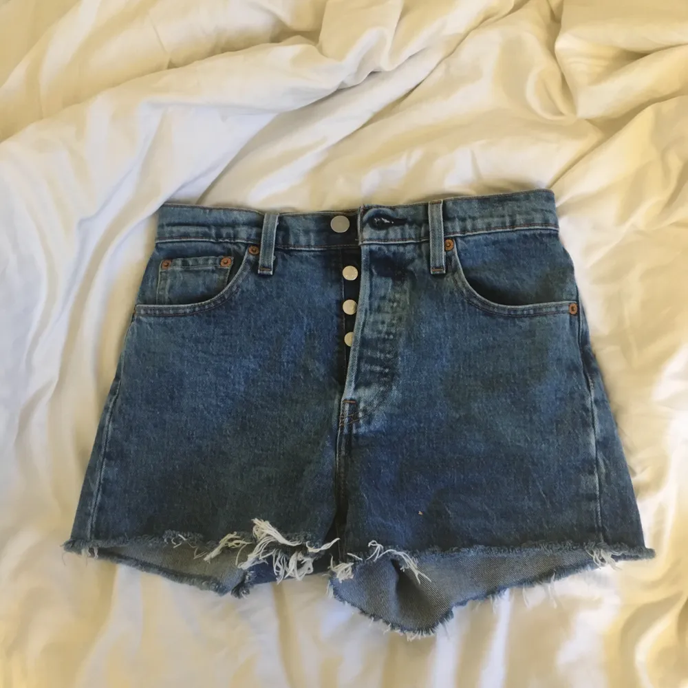 Säljer dessa helt nya levis shorts pga använder dom inte, endast använda en gång! (Frakt ingår) 💗. Shorts.