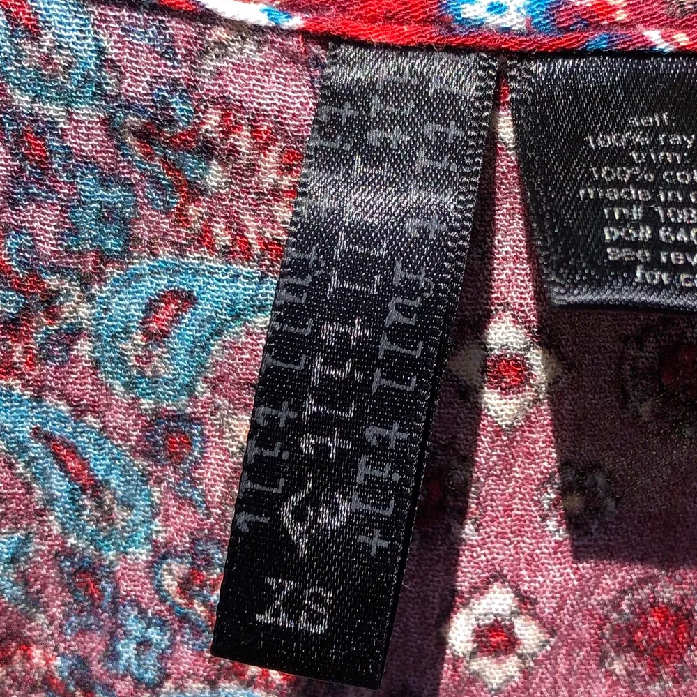 Bohemiskt linne i olika mönster i st. XS. Väldigt fin, köpt i usa. Kan skicka fler bilder vid intresse. Säljer för 60kr + frakt tillkommer på ca. 44-66kr💜💜. Toppar.
