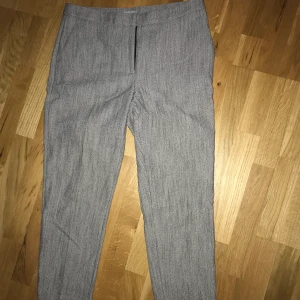 Kostymbyxor från h&m i strlk 40 - Kostymbyxor med en stickad look. Oanvända från h&m