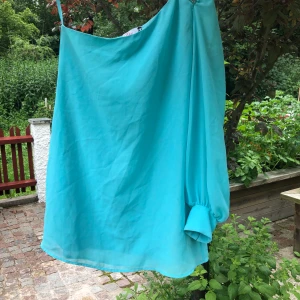 Partyklänning - Sparsam använd! En av mina favoriter, men känner att jag behövde göra om min garderob! Super härlig turkos färg. 