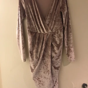 Klänning nelly - Helt ny klänning endast provad. Storlek S . Erbjuder leverans 