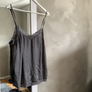 Linne från Lindex  - Enkelt grått linne från Lindex. Med spetsfetaljer. Frakt ingår 