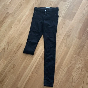 Svarta jeans från Gina Tricot - Svarta tighta jeans från Gina Tricot🌟 Lågmidjade och lite långa för mig som är 165 cm!💖
