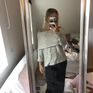 Ljusgrå stickad tröja  - Ljusgrå stickad tröja från vila som är ganska stor för mig men man kan enkelt vika upp den som på bild nr 3. Använd lite men ser ut som ny.