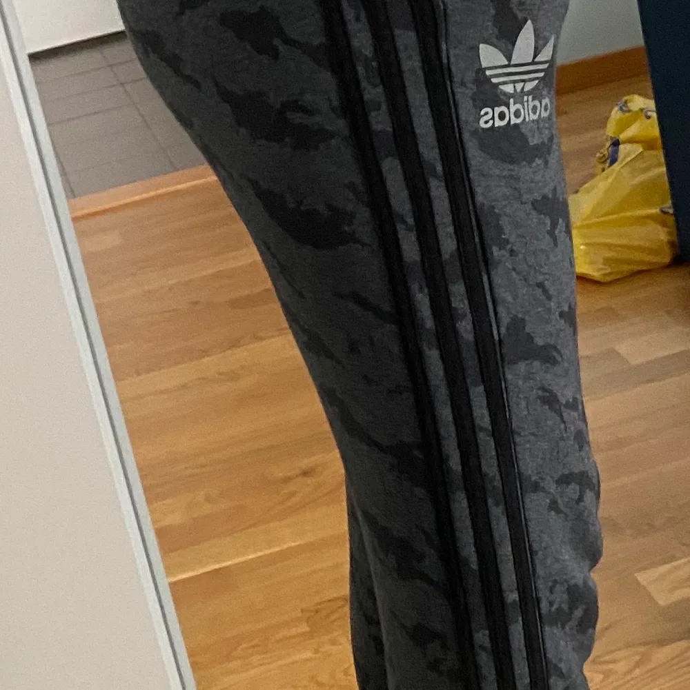 Ett par Adidasbyxor i svart militärmönster! Adidasbyxor logan är även i reflex! Jätte mysiga bara inte min stil längre🥰. Övrigt.