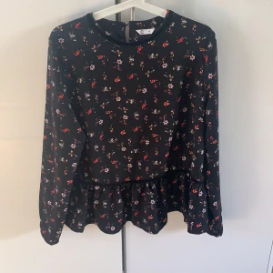 Blus - Blommig blus från Cubus med en liten volangkant nedtill. Aldrig använd. Köpt förra vintern😁 