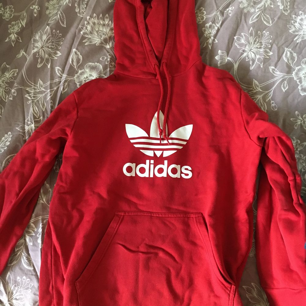 Adidas röd hoodie tröja M | Plick Second Hand
