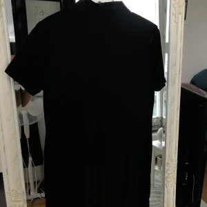 Klänning med halvpolo. - Klänning från boohoo med halvpolo, kortärmad och ribbad. Stl 46 men mer som 44