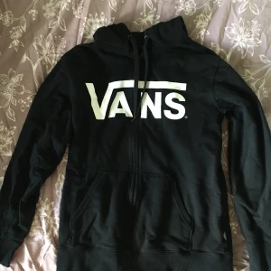 Vans hoodie sweatshirt M svart - Zip hoodie från vans, strl M, skickar billigt eller spårbart.